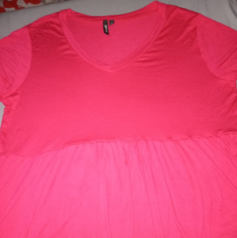 Loose pink v neck top with short sleeves